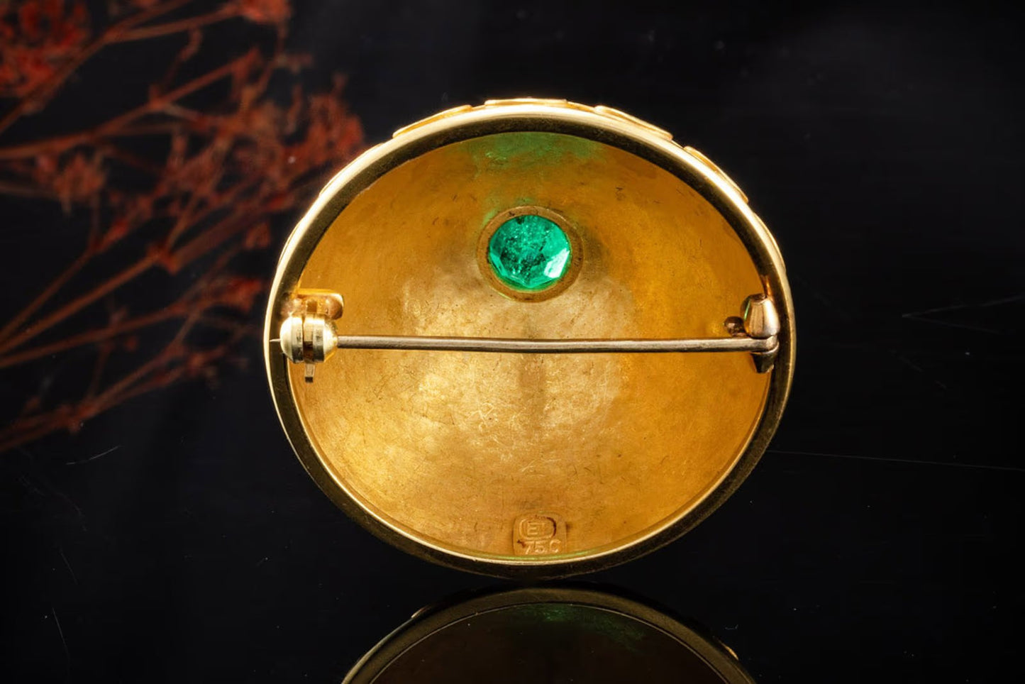Broche Elisabeth avec émeraude orfèvrerie or jaune