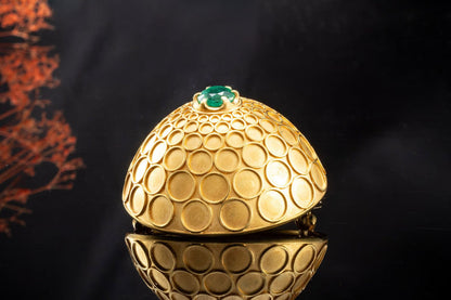 Broche Elisabeth avec émeraude orfèvrerie or jaune