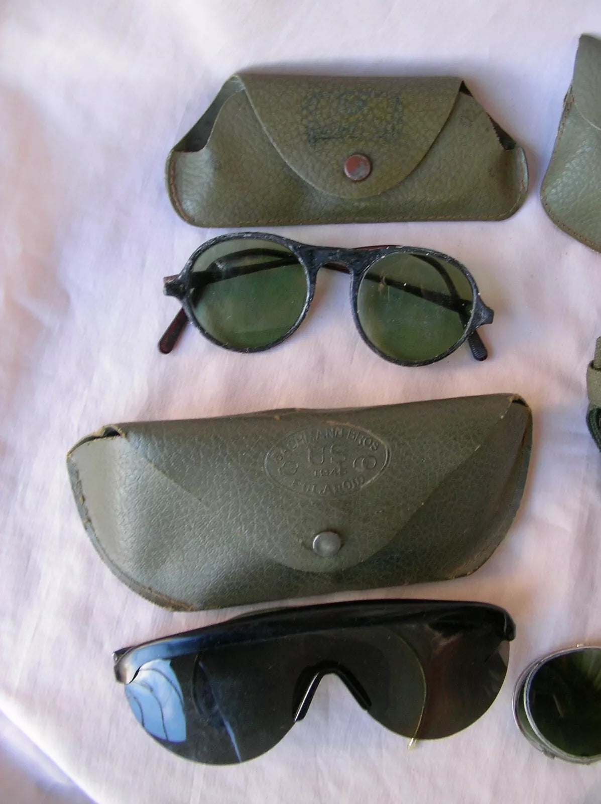 WWII – Lot de 4 Paires de Lunettes de Soleil Militaires Américaines avec Étuis (1944-1945)