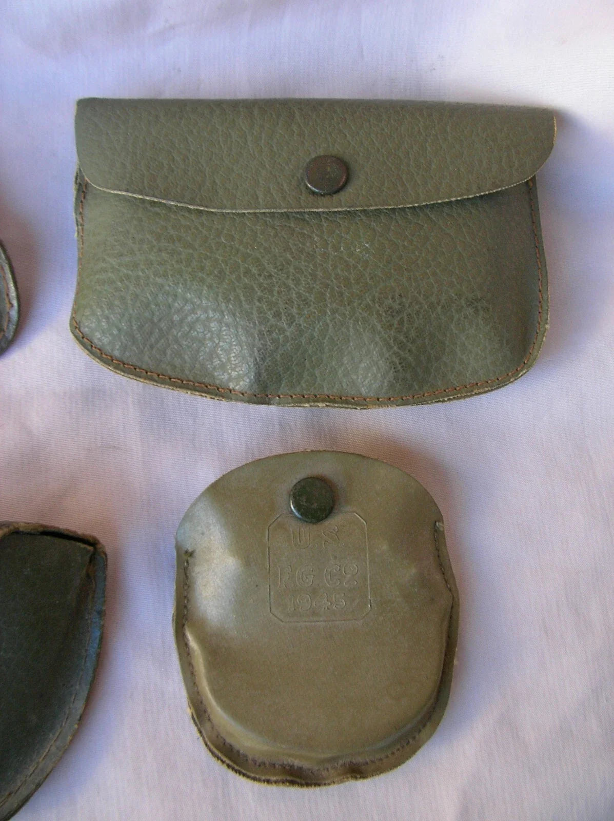 WWII – Lot de 4 Paires de Lunettes de Soleil Militaires Américaines avec Étuis (1944-1945)