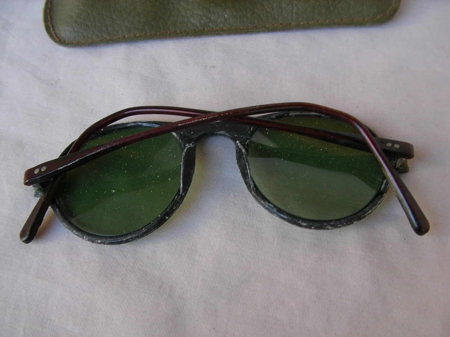 WWII – Lot de 4 Paires de Lunettes de Soleil Militaires Américaines avec Étuis (1944-1945)