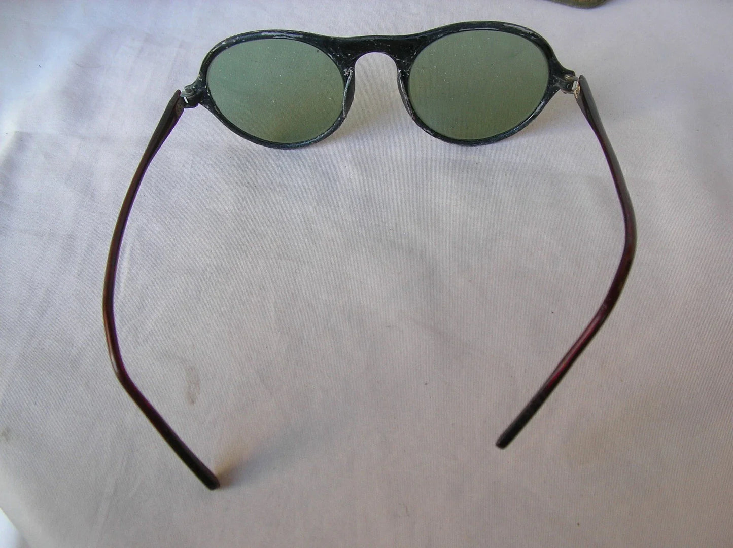 WWII – Lot de 4 Paires de Lunettes de Soleil Militaires Américaines avec Étuis (1944-1945)