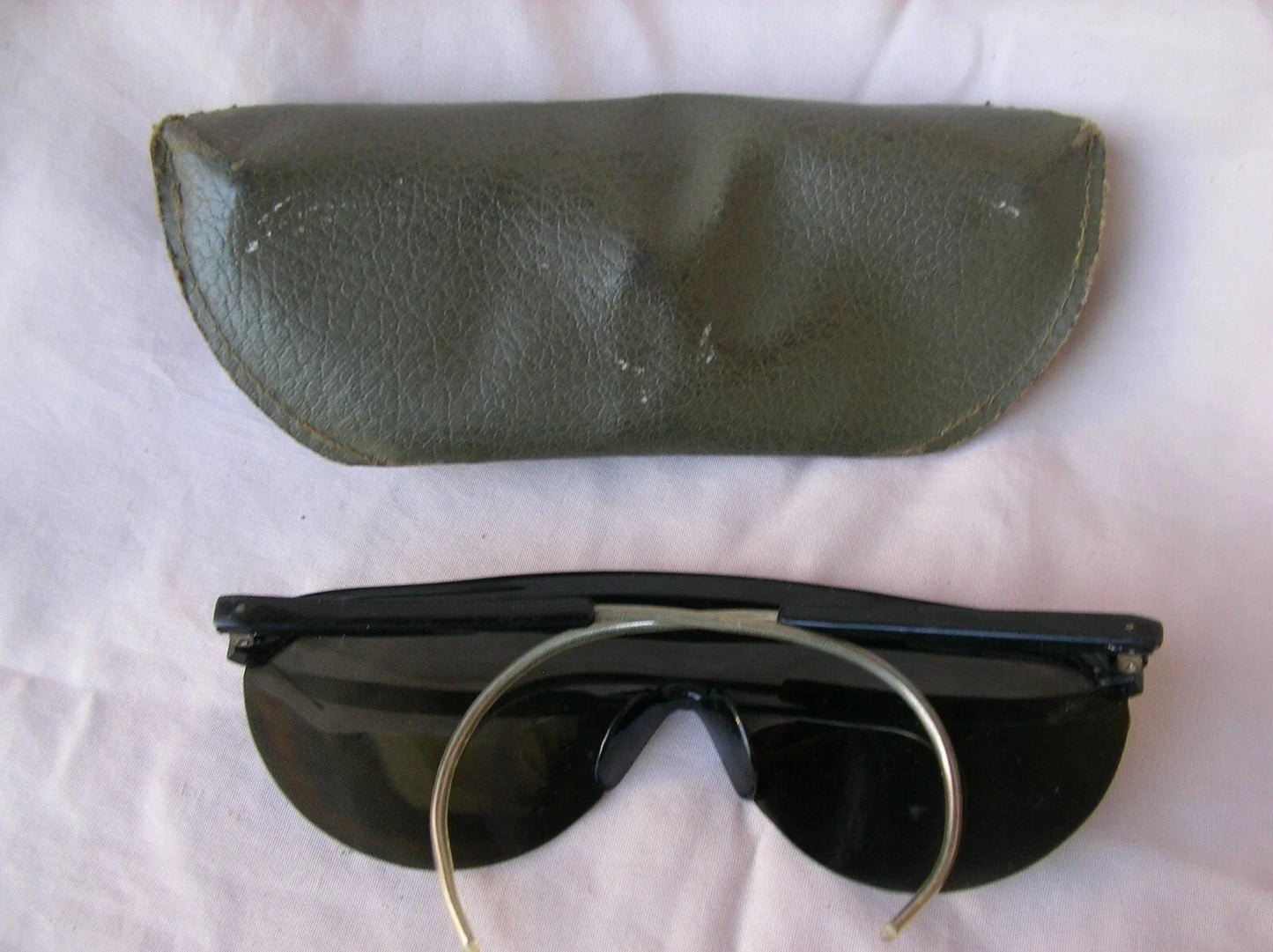 WWII – Lot de 4 Paires de Lunettes de Soleil Militaires Américaines avec Étuis (1944-1945)