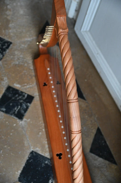 Harpe romane en merisier massif – 23 cordes, sans levier