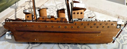 MAQUETTE DE BATEAU CUIRASSÉ 1914-1918