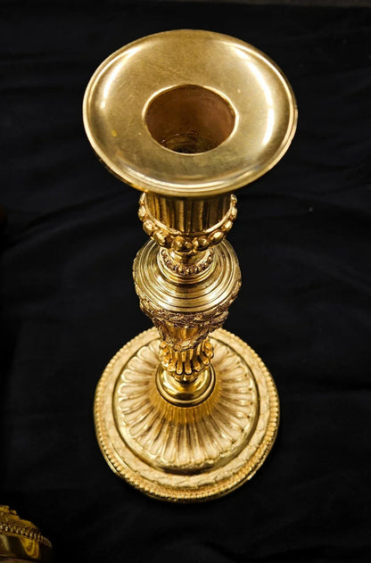 Paire de flambeaux en bronze Louis XVI doré