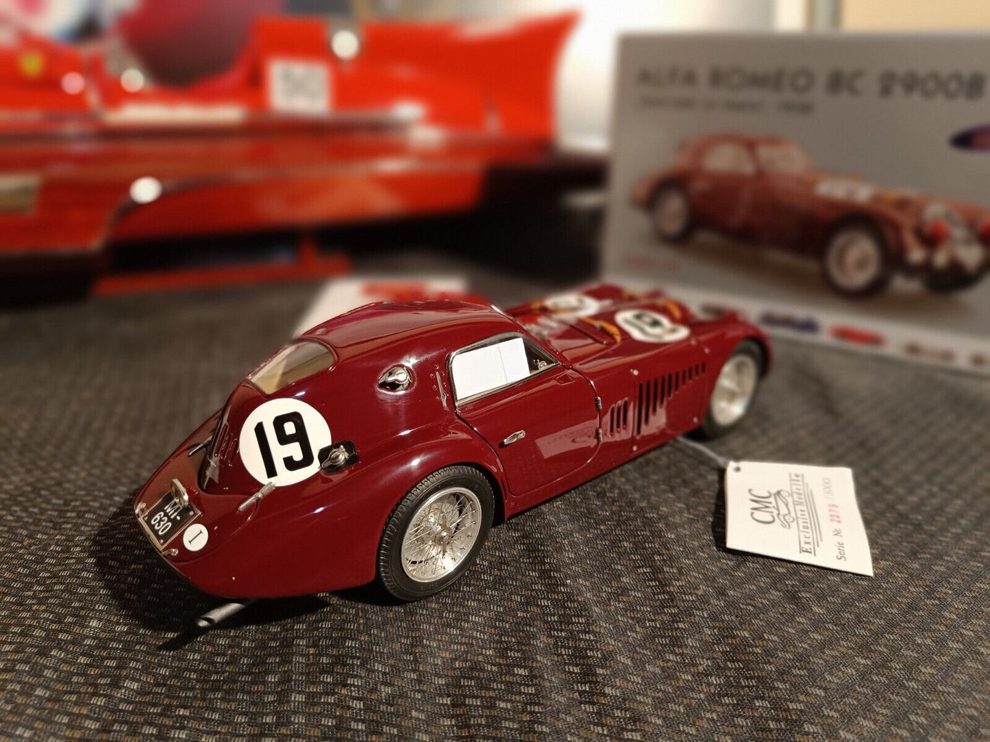 Voiture miniature CMC à l'échelle 1/18