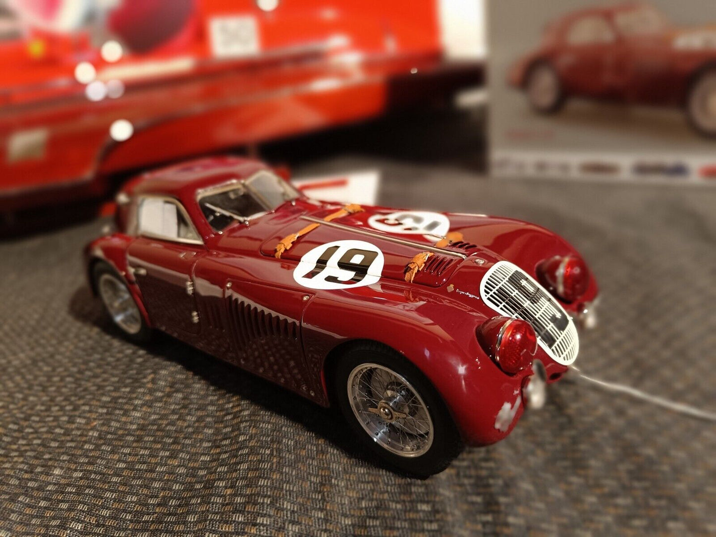 Voiture miniature CMC à l'échelle 1/18