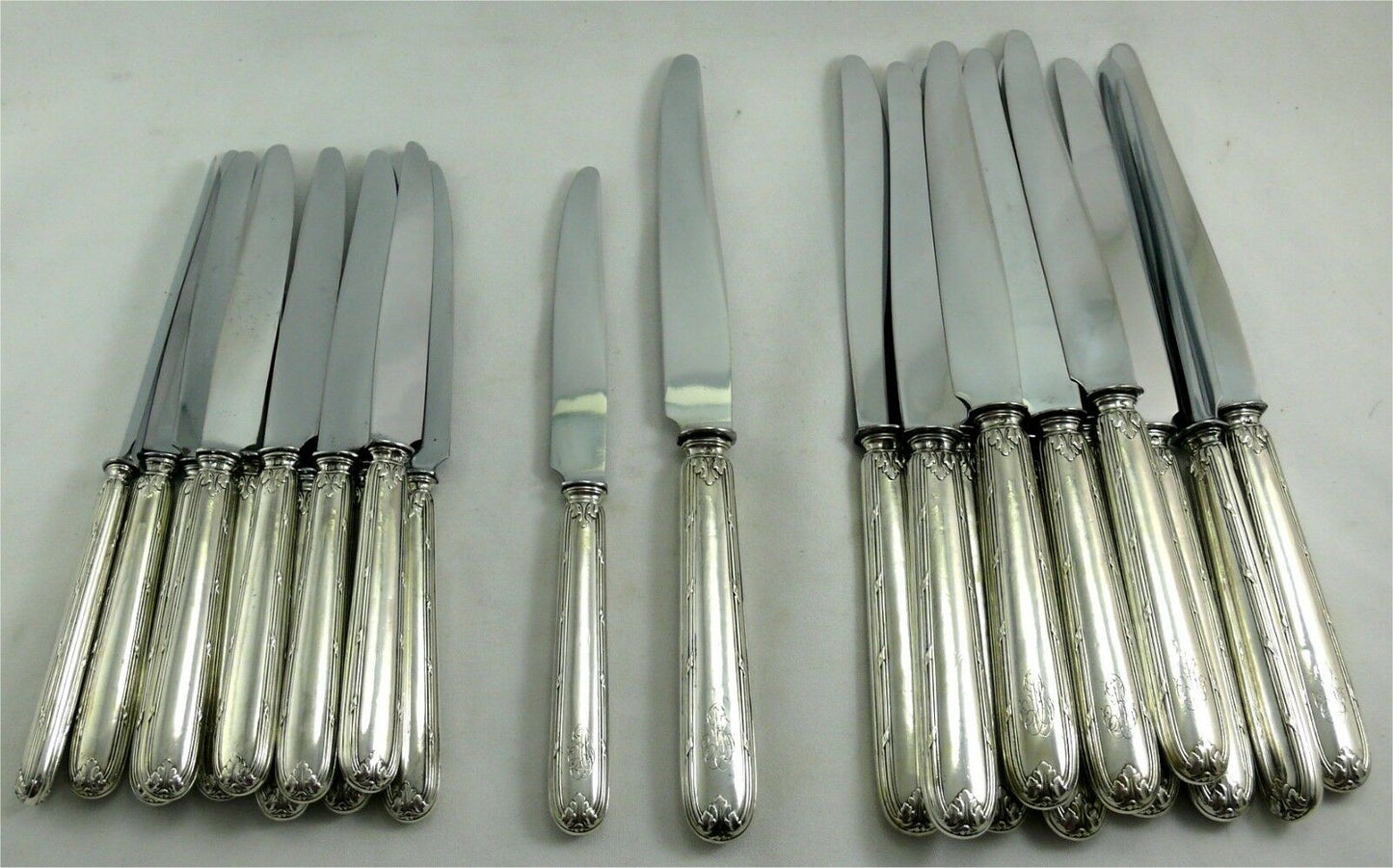 Coffret de 24 couteaux argent fourré modèle Rubans Minerve