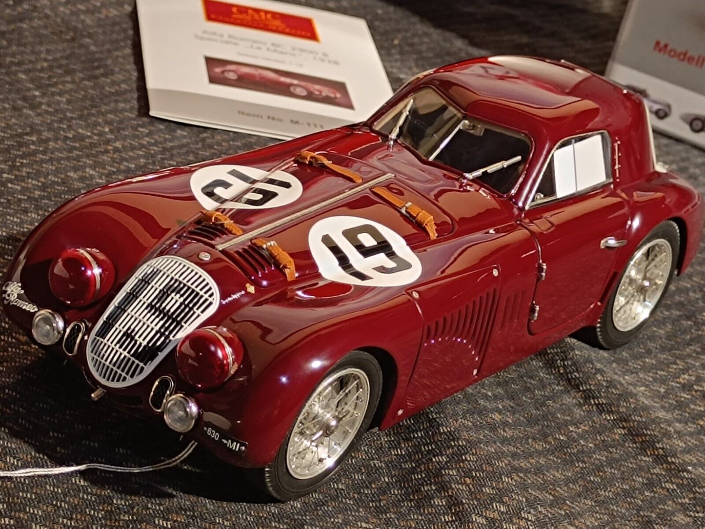 Voiture miniature CMC à l'échelle 1/18