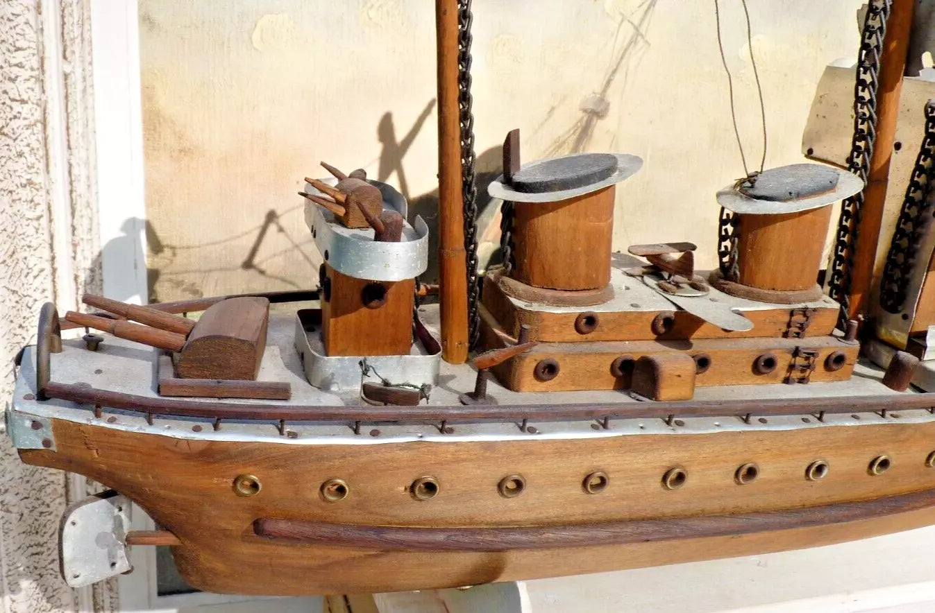 MAQUETTE DE BATEAU CUIRASSÉ 1914-1918