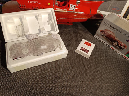 Voiture miniature CMC à l'échelle 1/18