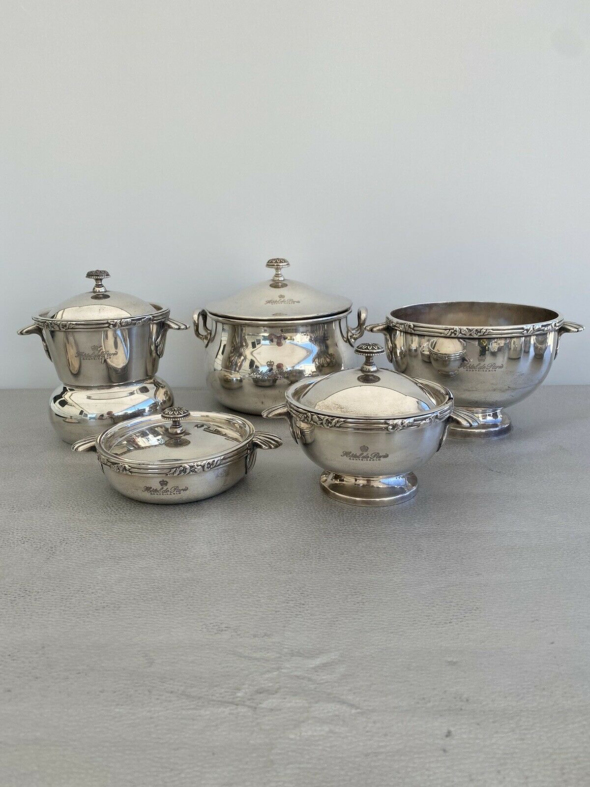 Ensemble de cinq pièces en métal argenté H.BEARD